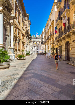 Historischen Einkaufsstraße Corso Vittoria Emanuelle, hinter dem Palazzo Cavarretta, Altstadt, Trapani, Provinz Trapani Stockfoto