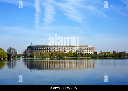 Vollständigen Überblick über die ehemaligen unvollendeten Kongresshalle der NSDAP 1933-1945, Dutzendteich Teich an der Vorderseite Stockfoto