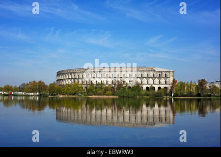 Vollständigen Überblick über die ehemaligen unvollendeten Kongresshalle der NSDAP 1933-1945, Dutzendteich Teich an der Vorderseite Stockfoto