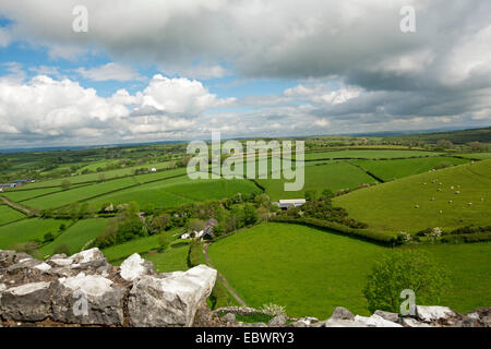 Spektakuläre Aussicht auf riesigen Smaragd Ackerland umgeben von Hecken auf Hügeln & Täler erstreckt sich bis Horizont & Blau Himmel - in Wales Stockfoto