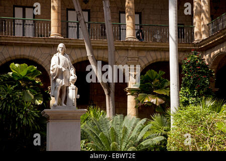 Marmor Statue von Christopher Columbus in den Hof des Palacio de Los Capitanes Generales, ehemalige Gouverneurspalast und Stockfoto