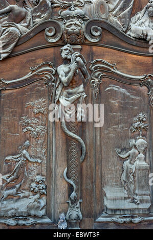 Geschnitzte Relief Bild auf dem hölzernen Portal, Schleißheim New Palace, Ostseite, Oberschleißheim, Upper Bavaria, Bavaria, Germany Stockfoto