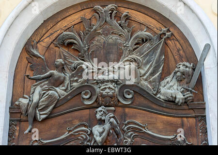 Geschnitzte Relief Bild auf dem hölzernen Portal, Schleißheim New Palace, Ostseite, Oberschleißheim, Upper Bavaria, Bavaria, Germany Stockfoto