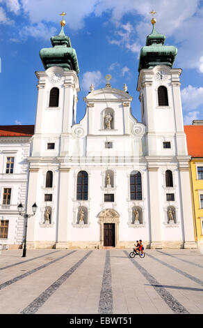 Gyor, W Transdanubien Ungarn. Benediktiner Kirche von St. Ignatius von Loyola (1634-41) auf Szechenyi ter (Quadrat) Stockfoto