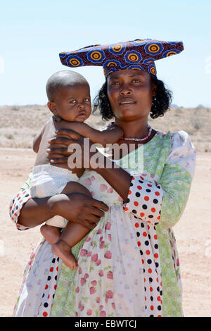 Herero-Frau mit Baby, Namibia Stockfoto