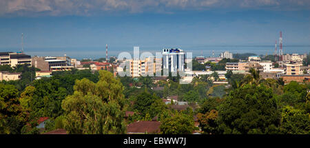 Panorama-Blick auf das Viertel "Rohero ich" der Hauptstadt, in der Mitte der großen "Banque du Burundi", im Hintergrund See Tanganijka, Burundi, Bujumbura Mairie, Bujumbura Stockfoto