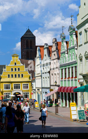 KROEMER Street, Kroemerstrasse, in Wismar, Sankt Nicolai Kirche im Hintergrund, Deutschland, Mecklenburg-Vorpommern, Wismar Stockfoto