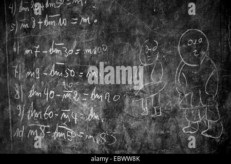 Tafel mit Berechnungen und Strichmännchen im Klassenzimmer unterrichten ehemalige Straßenkinder, Kunsthandwerk und Allgemeinbildung, Burundi, Ngozi, Ngozi Hilfsorganisation Stockfoto
