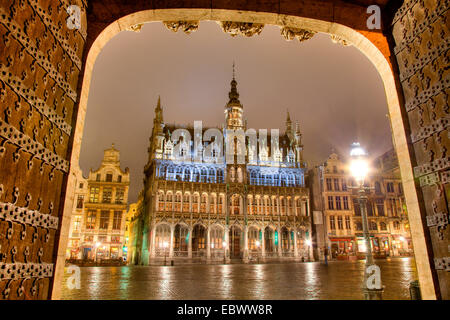 Rathaus anf Guild Häuser am Grand Place in der Nacht, Belgien, Bruessel Stockfoto