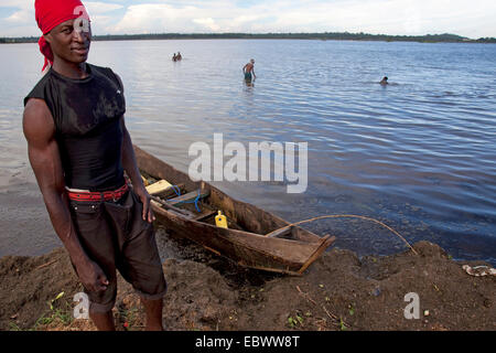 junge Fischer vor sein Boot am Kivu-See in der anderen Männer sich, Uganda, Kivusee, Entebbe waschen Stockfoto