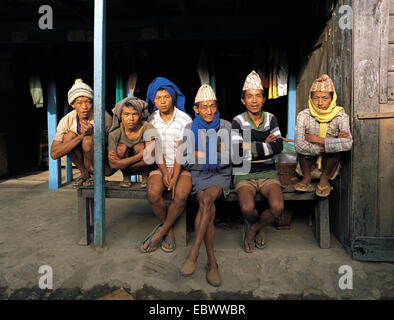 Gruppe von Dorf Männer warten vielleicht als Träger, Nepal, Kosi Stockfoto