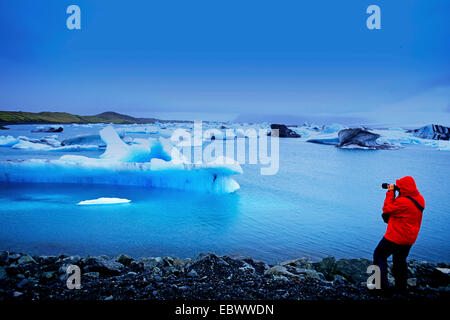 Touristen in der Nähe von Eisbergen am Jökulsárlón Lagune, Breidamerkurjokull im Süden Islands, Island Stockfoto