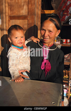 Lanten Frau mit Kind, Laos, Luang Namtha, Ban Nam Di Stockfoto