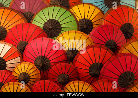 Sonnenschirme am Abend Hmong Markt, Laos, Luang Prabang Stockfoto