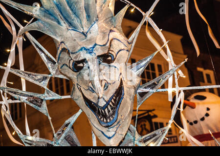 Chester, Großbritannien, 4. Dezember 2014. Mid-Winter Watch Parade von der Town Hall Square, St. Werburgh Street, Eastgate Street, Bridge Street, Kreuz und Northgate Street. Karamba Samba ein 'Ghost Band' führte eine Spaß-Parade von Skeletten, Feuer atmend, Skelett Weihnachten Köche, Engel und Teufel, wie sie die Wintersonnenwende gefeiert. Ein Ereignis, das stammt aus dem Jahr 1400, wo lokale Künstler und Gruppen zusammenarbeiten, die Zeit, in der die Stadt Führer würde über die Schlüssel zur Stadt in die Hand zu feiern. Stockfoto