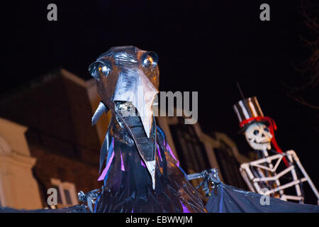 Pappmaché Adr Raven in Chester, Großbritannien, 4. Dezember 2014. Mid-Winter Watch Parade vom Rathausplatz, Karamba Samba ein 'Ghost Band' ein Spaß-Parade von Skeletten, Feuer atmend, Skelett Weihnachten Köche, Engel und Teufel geführt, da Sie die Wintersonnenwende gefeiert. Ein Ereignis, das stammt aus dem Jahr 1400, wo lokale Künstler und Gruppen zusammenarbeiten, die Zeit, in der die Stadt Führer würde über die Schlüssel zur Stadt in die Hand zu feiern. Stockfoto