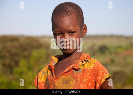 Porträt eines Mädchens vor Buschlandschaft, Burundi, in der Nähe von National Parc De La Ruvubu, Cankuzo Stockfoto