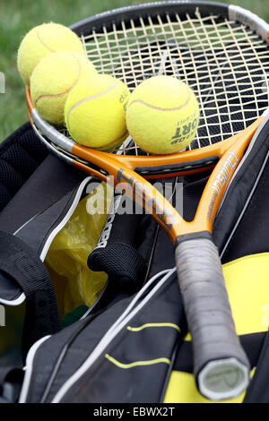 Tennisbälle mit Schläger Stockfoto