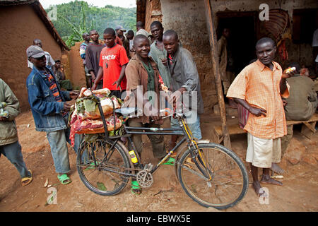 Mann mit Frischfleisch auf Fahrradträger auf dem Markt, Burundi, Bujumbura Rural, Bugarama Stockfoto