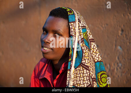 Portrait von junge afrikanische Frau mit Schal, Burundi, Cancuzo, Cankuzo Stockfoto