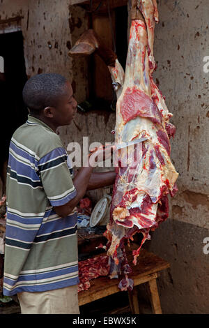 Metzger bei der Arbeit, mangelnde Hygiene, Burundi, Bujumbura Rural, Bugarama Stockfoto