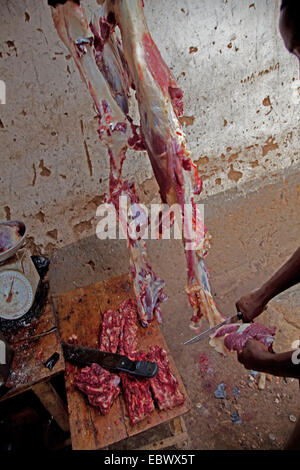 Metzger bei der Arbeit, mangelnde Hygiene, Burundi, Cankuzo, Cankuzo Stockfoto
