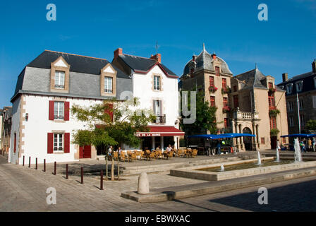 Rathausplatz und Rathaus (rechts) der Stadt auf der Halbinsel Guerande, Frankreich, Loire-Atlantique, Region Pays De La Loire, Le Croisic Stockfoto