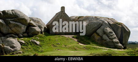 Haus zwischen den Felsen am Meneham, Frankreich, Bretagne Stockfoto