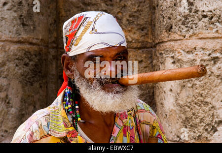 Alter Mann mit langen Zigarre und Schal in Alt-Havanna, Kuba, La Habana Stockfoto