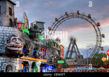 Riesenrad und Tunnel des Grauens in Wiener Prater, Österreich, Wien Stockfoto