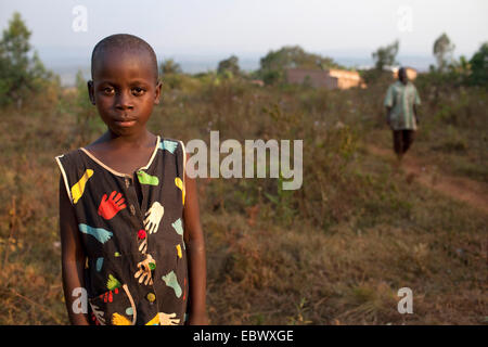 junges Mädchen auf dem Weg zurück von der Schule, Burundi, Karuzi, Buhiga Stockfoto