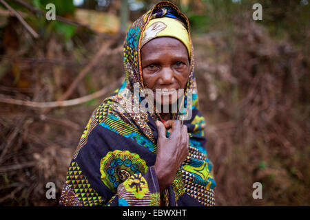 Portrait einer älteren Frau in traditioneller afrikanischer Kleidung, Burundi, Karuzi, Buhiga Stockfoto