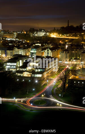 Blick über schottische Parlament und Stadtzentrum von Edinburgh in der Abenddämmerung, Großbritannien, Schottland, Edinburgh Stockfoto