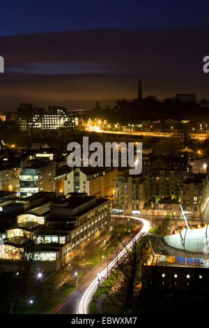 Blick über schottische Parlament und Stadtzentrum von Edinburgh in der Abenddämmerung, Großbritannien, Schottland, Edinburgh Stockfoto