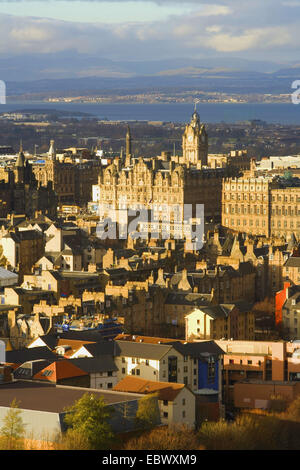 Blick über Edinburgh Stadtzentrum von Salisbury Crags, Edinburgh, Schottland, Vereinigtes Königreich Stockfoto