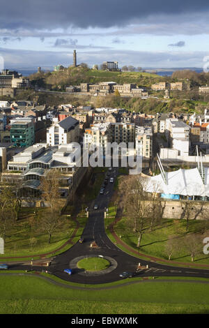 Blick über schottische Parlament und Edinburgh Stadtzentrum von Salisbury Crags, Vereinigtes Königreich, Vereinigtes Königreich, Schottland, Edinburgh Stockfoto