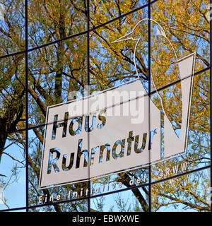 Reflexionen im Glas-Fassade des Haus Ruhrnatur in Mülheim/Ruhr, Deutschland, Nordrhein-Westfalen, Ruhrgebiet, Mülheim an der Ruhr Stockfoto