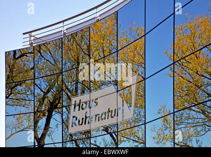 Reflexionen im Glas-Fassade des Haus Ruhrnatur in Mülheim/Ruhr, Deutschland, Nordrhein-Westfalen, Ruhrgebiet, Mülheim an der Ruhr Stockfoto