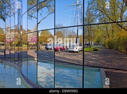 Reflexionen im Glas-Fassade des Haus Ruhrnatur in Mülheim/Ruhr, Deutschland, Nordrhein-Westfalen, Ruhrgebiet, Mülheim an der Ruhr Stockfoto