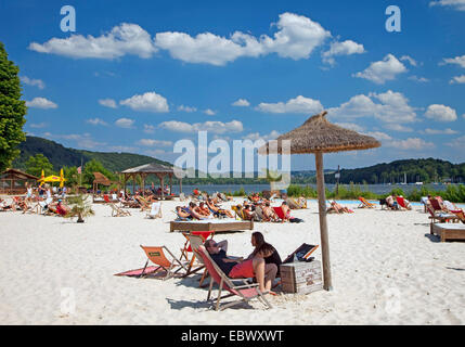 Menschen im Seaside Beach Baldeney am See Baldeney, Deutschland, Nordrhein-Westfalen, Ruhrgebiet, Essen Stockfoto