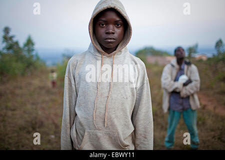 Bildnis eines Knaben tragen eine Hoodie-Shirt im ländlichen Bereich, Mann sah in den Himmel im Hintergrund, Burundi, Karuzi, Buhiga Stockfoto