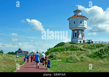 Touristen am Wasserturm auf Langeoog Insel, Deutschland, Niedersachsen, Langeoog