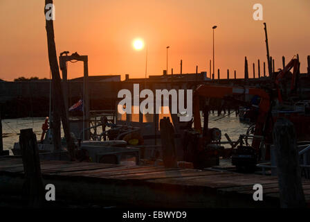 Sonnenuntergang über dem kleinen Hafen "Port du Bec" (auch genannt "Chinesischer Hafen" für die hölzerne Stege) in das Sumpfgebiet Vend e, Frankreich, Vendee, Port du Bec Stockfoto