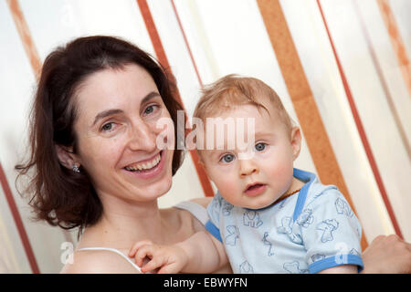 Mutter und 9 Monate alten Sohn Stockfoto