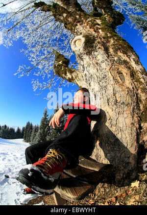 Frau, entspannend in Winter Sonne, Österreich, Tirol Stockfoto