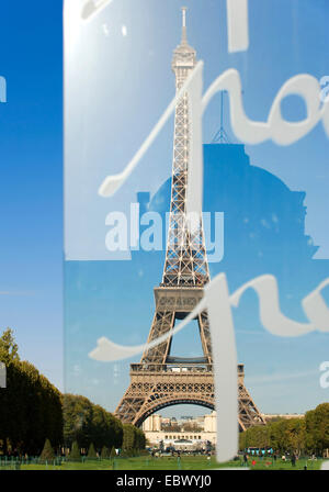 Blick auf den Eiffelturm über dem Marsfeld durch eine Glasscheibe mit Schriften darauf an die École Militaire, Frankreich, Paris, Paris Stockfoto