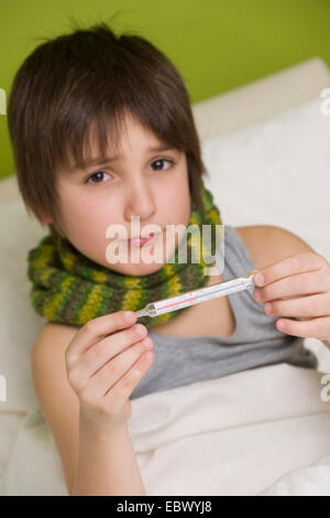Kranke Knabe mit Fieber im Bett Stockfoto