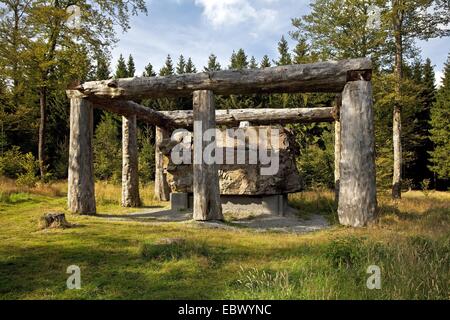 Skulptur Stein Zeit Mensch auf dem Waldskulpturenweg in Kuehhude, Deutschland, Nordrhein-Westfalen, Wittgenstein, Bad Berleburg Stockfoto