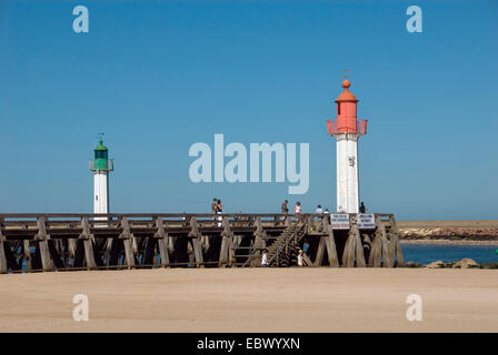 Touristen in Trouville Leuchttürme, Frankreich, Normandie, Trouville Stockfoto