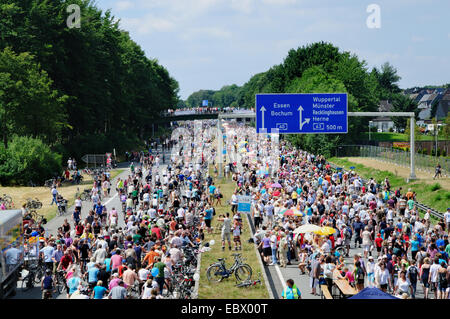 Menschen auf der Autobahn A40, "Still-Leben A40", Deutschland, Nordrhein-Westfalen, Ruhrgebiet, Bochum Stockfoto